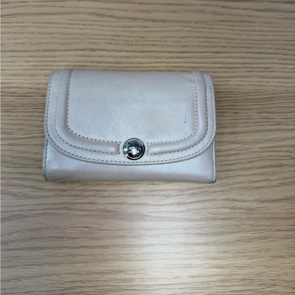 Coach Wallet w Slip Pockets Zippered Pocket
Light Taupe-Grey Fair Condition